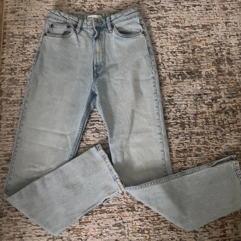 Zara Light Wash Straight Jeans- size 6